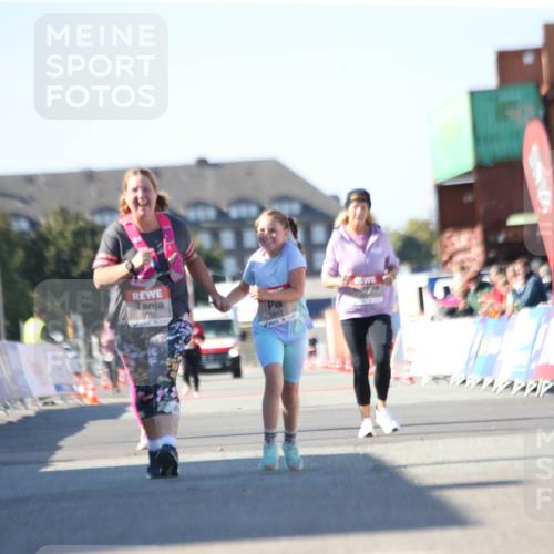 03.10.2025 - Köhlbrandbrückenlauf Jannik Wohlers http://msf.ph/oto/9131338 03.10.2025 13:50:09 Ziel 5611, 5612 meine-sportfotos.de