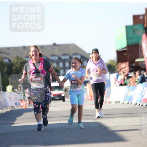 03.10.2025 - Köhlbrandbrückenlauf Jannik Wohlers http://msf.ph/oto/9131341 03.10.2025 13:50:10 Ziel 5611, 5612 meine-sportfotos.de