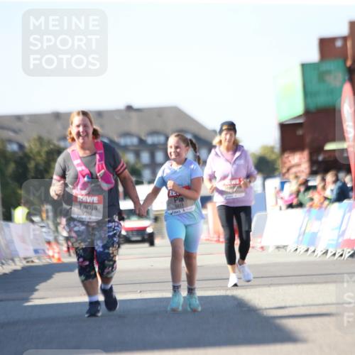 03.10.2025 - Köhlbrandbrückenlauf Jannik Wohlers http://msf.ph/oto/9131344 03.10.2025 13:50:10 Ziel 5611, 5612 meine-sportfotos.de