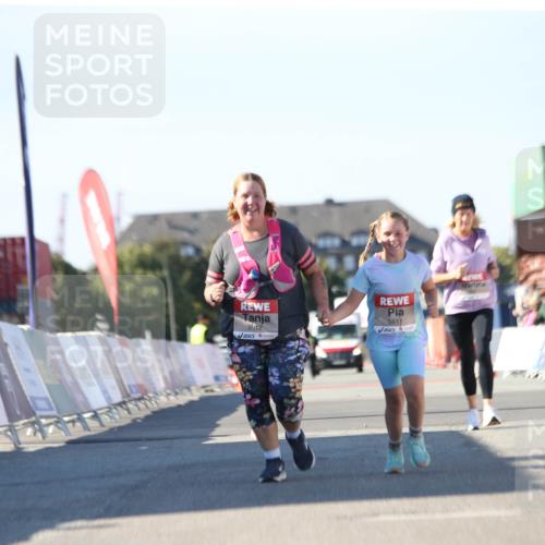 03.10.2025 - Köhlbrandbrückenlauf Jannik Wohlers http://msf.ph/oto/9131347 03.10.2025 13:50:11 Ziel 5611, 5612 meine-sportfotos.de