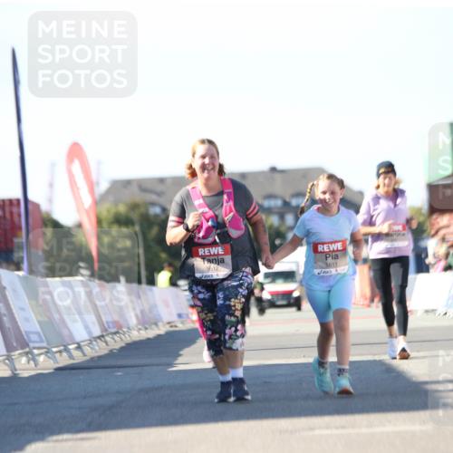 03.10.2025 - Köhlbrandbrückenlauf Jannik Wohlers http://msf.ph/oto/9131349 03.10.2025 13:50:11 Ziel 5611, 5612 meine-sportfotos.de