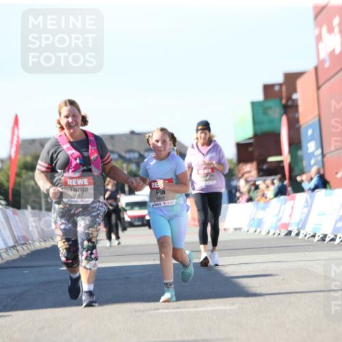 03.10.2025 - Köhlbrandbrückenlauf Jannik Wohlers http://msf.ph/oto/9131353 03.10.2025 13:50:12 Ziel 5611, 5612 meine-sportfotos.de