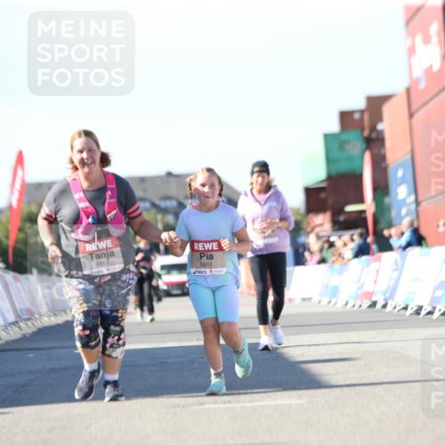 03.10.2025 - Köhlbrandbrückenlauf Jannik Wohlers http://msf.ph/oto/9131354 03.10.2025 13:50:13 Ziel 5611, 5612 meine-sportfotos.de