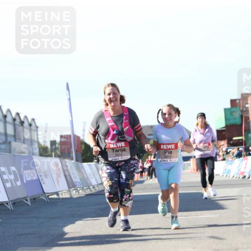 03.10.2025 - Köhlbrandbrückenlauf Jannik Wohlers http://msf.ph/oto/9131356 03.10.2025 13:50:14 Ziel 5225, 5611, 5612 meine-sportfotos.de