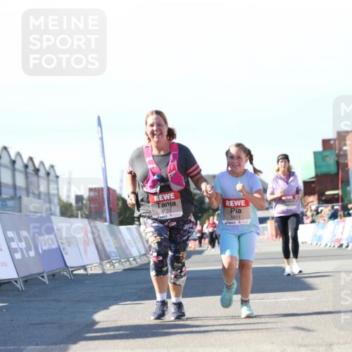 03.10.2025 - Köhlbrandbrückenlauf Jannik Wohlers http://msf.ph/oto/9131360 03.10.2025 13:50:14 Ziel 5225, 5611, 5612 meine-sportfotos.de