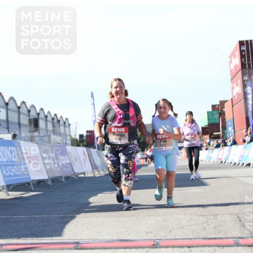 03.10.2025 - Köhlbrandbrückenlauf Jannik Wohlers http://msf.ph/oto/9131362 03.10.2025 13:50:15 Ziel 5225, 5547, 5611, 5612 meine-sportfotos.de