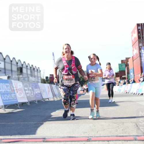 03.10.2025 - Köhlbrandbrückenlauf Jannik Wohlers http://msf.ph/oto/9131363 03.10.2025 13:50:15 Ziel 5225, 5547, 5611, 5612 meine-sportfotos.de