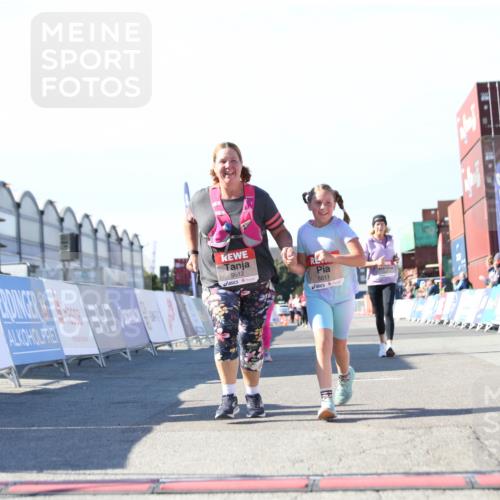 03.10.2025 - Köhlbrandbrückenlauf Jannik Wohlers http://msf.ph/oto/9131366 03.10.2025 13:50:15 Ziel 5225, 5547, 5611, 5612 meine-sportfotos.de