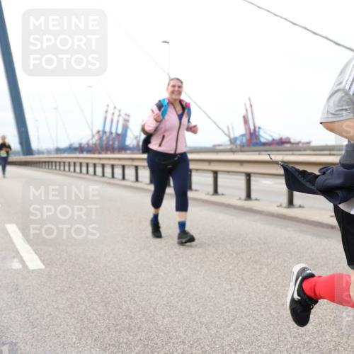 03.10.2025 - Köhlbrandbrückenlauf Lena Gebhardt http://msf.ph/oto/9131369 03.10.2025 16:07:47 Position 2 21 meine-sportfotos.de