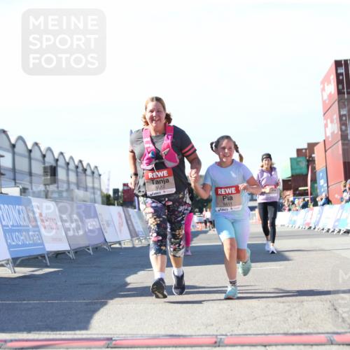 03.10.2025 - Köhlbrandbrückenlauf Jannik Wohlers http://msf.ph/oto/9131370 03.10.2025 13:50:15 Ziel 5225, 5547, 5611, 5612 meine-sportfotos.de