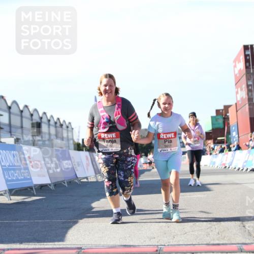 03.10.2025 - Köhlbrandbrückenlauf Jannik Wohlers http://msf.ph/oto/9131376 03.10.2025 13:50:15 Ziel 5225, 5547, 5611, 5612 meine-sportfotos.de