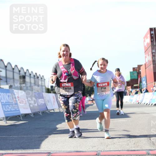 03.10.2025 - Köhlbrandbrückenlauf Jannik Wohlers http://msf.ph/oto/9131379 03.10.2025 13:50:15 Ziel 5225, 5547, 5611, 5612 meine-sportfotos.de