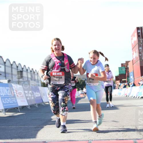 03.10.2025 - Köhlbrandbrückenlauf Jannik Wohlers http://msf.ph/oto/9131386 03.10.2025 13:50:16 Ziel 5225, 5547, 5611, 5612 meine-sportfotos.de