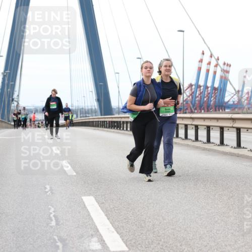 03.10.2025 - Köhlbrandbrückenlauf Lena Gebhardt http://msf.ph/oto/9131387 03.10.2025 16:07:53 Position 2 9684 meine-sportfotos.de