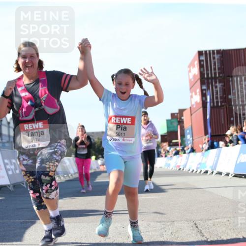 03.10.2025 - Köhlbrandbrückenlauf Jannik Wohlers http://msf.ph/oto/9131389 03.10.2025 13:50:16 Ziel 5225, 5547, 5611, 5612 meine-sportfotos.de