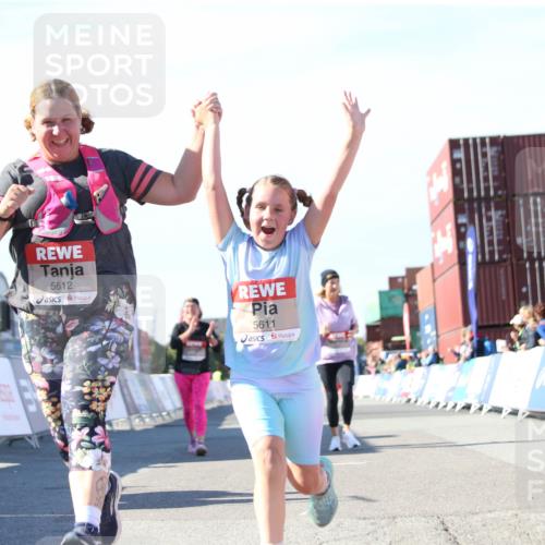 03.10.2025 - Köhlbrandbrückenlauf Jannik Wohlers http://msf.ph/oto/9131395 03.10.2025 13:50:16 Ziel 5225, 5547, 5611, 5612 meine-sportfotos.de