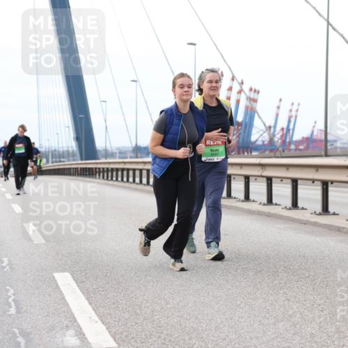 03.10.2025 - Köhlbrandbrückenlauf Lena Gebhardt http://msf.ph/oto/9131402 03.10.2025 16:07:54 Position 2 9684 meine-sportfotos.de
