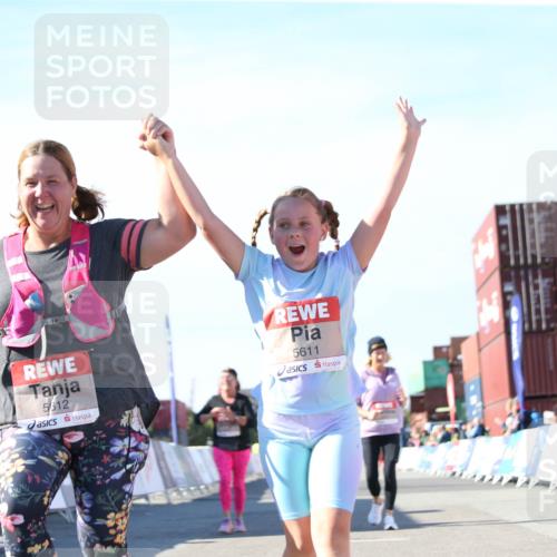 03.10.2025 - Köhlbrandbrückenlauf Jannik Wohlers http://msf.ph/oto/9131404 03.10.2025 13:50:16 Ziel 5225, 5547, 5611, 5612 meine-sportfotos.de