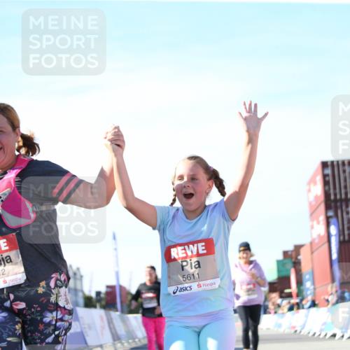 03.10.2025 - Köhlbrandbrückenlauf Jannik Wohlers http://msf.ph/oto/9131409 03.10.2025 13:50:17 Ziel 5225, 5547, 5611, 5612 meine-sportfotos.de