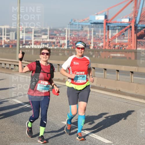 03.10.2025 - Köhlbrandbrückenlauf Yannick Fuchs http://msf.ph/oto/9131410 03.10.2025 09:03:31 Position 2 2597, 3413, 3412 meine-sportfotos.de