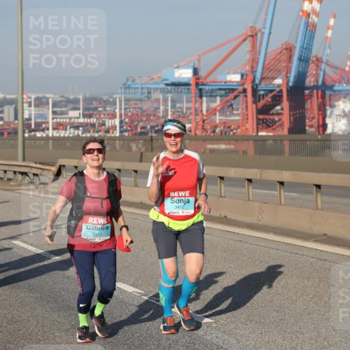 03.10.2025 - Köhlbrandbrückenlauf Yannick Fuchs http://msf.ph/oto/9131417 03.10.2025 09:03:32 Position 2 2597, 3413, 3412 meine-sportfotos.de