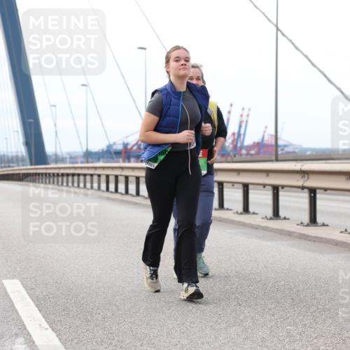 03.10.2025 - Köhlbrandbrückenlauf Lena Gebhardt http://msf.ph/oto/9131421 03.10.2025 16:07:55 Position 2  meine-sportfotos.de