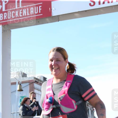 03.10.2025 - Köhlbrandbrückenlauf Jannik Wohlers http://msf.ph/oto/9131423 03.10.2025 13:50:17 Ziel 5225, 5547, 5611, 5612 meine-sportfotos.de