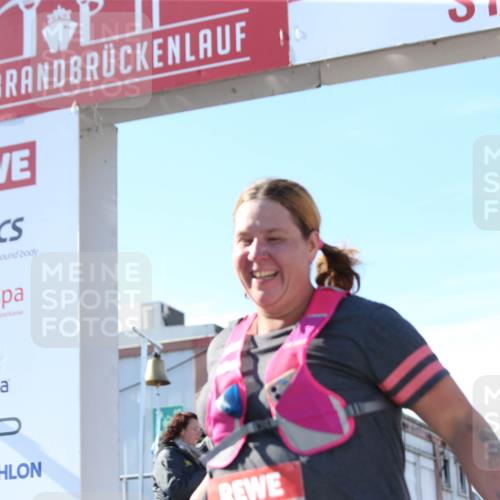 03.10.2025 - Köhlbrandbrückenlauf Jannik Wohlers http://msf.ph/oto/9131427 03.10.2025 13:50:17 Ziel 5225, 5547, 5611, 5612 meine-sportfotos.de