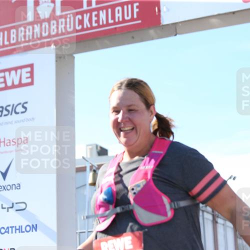 03.10.2025 - Köhlbrandbrückenlauf Jannik Wohlers http://msf.ph/oto/9131429 03.10.2025 13:50:18 Ziel 5225, 5547, 5611, 5612 meine-sportfotos.de