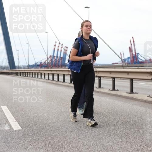 03.10.2025 - Köhlbrandbrückenlauf Lena Gebhardt http://msf.ph/oto/9131430 03.10.2025 16:07:55 Position 2  meine-sportfotos.de