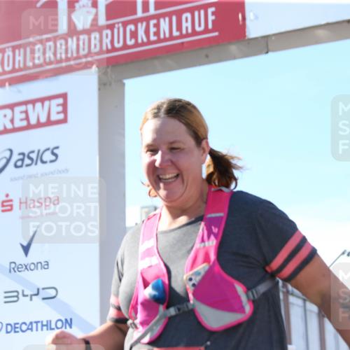 03.10.2025 - Köhlbrandbrückenlauf Jannik Wohlers http://msf.ph/oto/9131431 03.10.2025 13:50:18 Ziel 5225, 5547, 5611, 5612 meine-sportfotos.de