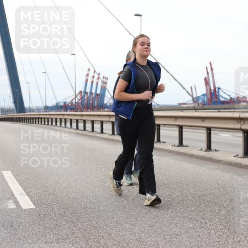 03.10.2025 - Köhlbrandbrückenlauf Lena Gebhardt http://msf.ph/oto/9131435 03.10.2025 16:07:56 Position 2  meine-sportfotos.de