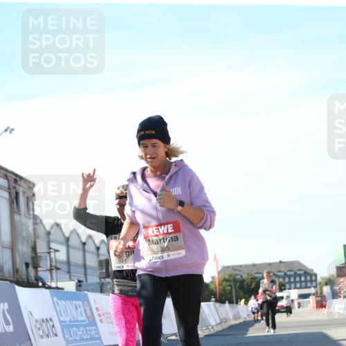03.10.2025 - Köhlbrandbrückenlauf Jannik Wohlers http://msf.ph/oto/9131439 03.10.2025 13:50:21 Ziel 5225, 5547, 5611, 5612 meine-sportfotos.de