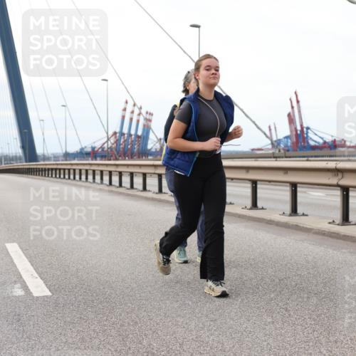 03.10.2025 - Köhlbrandbrückenlauf Lena Gebhardt http://msf.ph/oto/9131440 03.10.2025 16:07:56 Position 2  meine-sportfotos.de