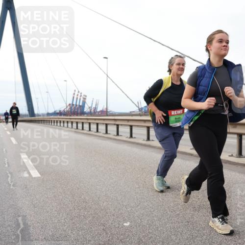 03.10.2025 - Köhlbrandbrückenlauf Lena Gebhardt http://msf.ph/oto/9131445 03.10.2025 16:07:57 Position 2 9684 meine-sportfotos.de