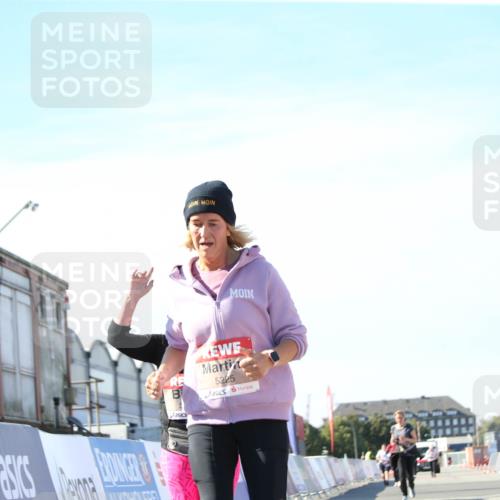 03.10.2025 - Köhlbrandbrückenlauf Jannik Wohlers http://msf.ph/oto/9131446 03.10.2025 13:50:21 Ziel 5225, 5547, 5611, 5612 meine-sportfotos.de