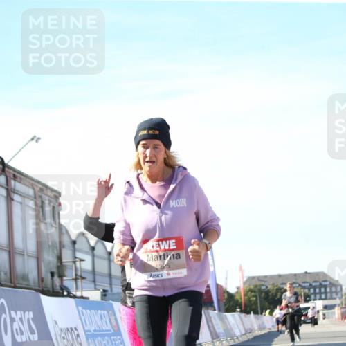 03.10.2025 - Köhlbrandbrückenlauf Jannik Wohlers http://msf.ph/oto/9131451 03.10.2025 13:50:21 Ziel 5225, 5547, 5611, 5612 meine-sportfotos.de
