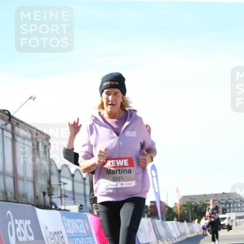 03.10.2025 - Köhlbrandbrückenlauf Jannik Wohlers http://msf.ph/oto/9131452 03.10.2025 13:50:21 Ziel 5225, 5547, 5611, 5612 meine-sportfotos.de