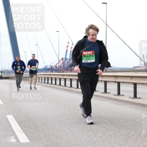 03.10.2025 - Köhlbrandbrückenlauf Lena Gebhardt http://msf.ph/oto/9131453 03.10.2025 16:08:05 Position 2 8260 meine-sportfotos.de