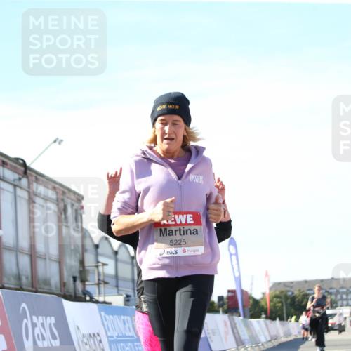 03.10.2025 - Köhlbrandbrückenlauf Jannik Wohlers http://msf.ph/oto/9131454 03.10.2025 13:50:21 Ziel 5225, 5547, 5611, 5612 meine-sportfotos.de