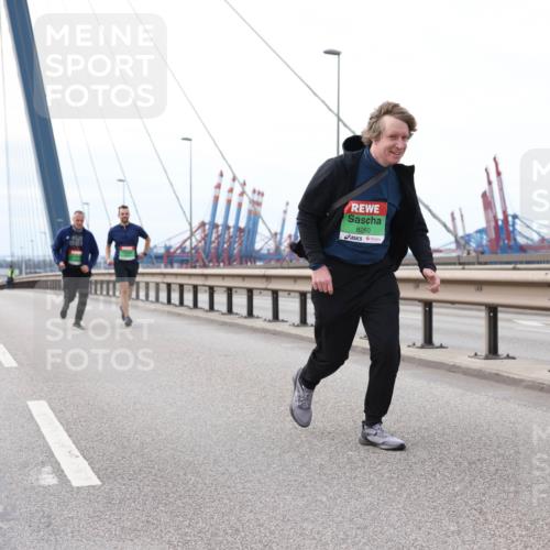 03.10.2025 - Köhlbrandbrückenlauf Lena Gebhardt http://msf.ph/oto/9131457 03.10.2025 16:08:05 Position 2 8260 meine-sportfotos.de