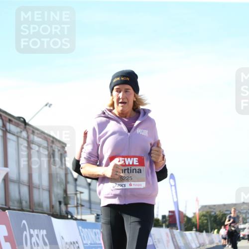 03.10.2025 - Köhlbrandbrückenlauf Jannik Wohlers http://msf.ph/oto/9131459 03.10.2025 13:50:21 Ziel 5225, 5547, 5611, 5612 meine-sportfotos.de