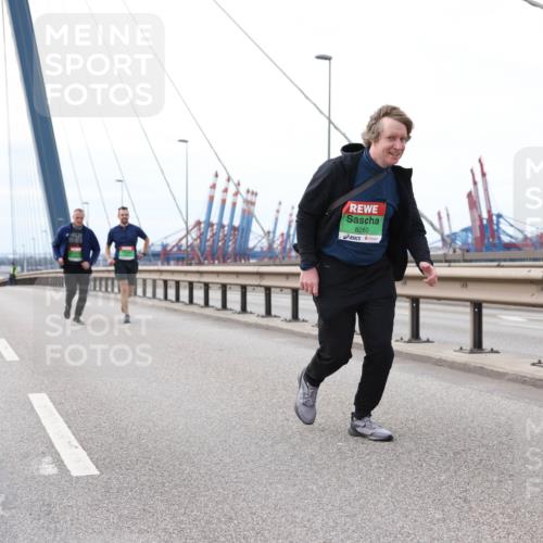 03.10.2025 - Köhlbrandbrückenlauf Lena Gebhardt http://msf.ph/oto/9131463 03.10.2025 16:08:06 Position 2 6, 8260 meine-sportfotos.de