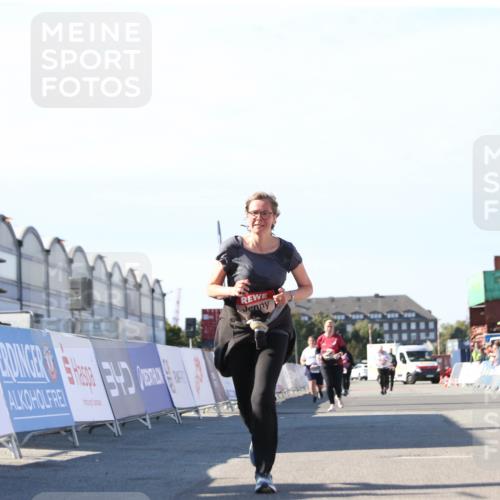03.10.2025 - Köhlbrandbrückenlauf Jannik Wohlers http://msf.ph/oto/9131484 03.10.2025 13:50:28 Ziel 5225, 5294, 5547 meine-sportfotos.de