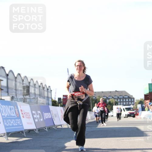 03.10.2025 - Köhlbrandbrückenlauf Jannik Wohlers http://msf.ph/oto/9131487 03.10.2025 13:50:28 Ziel 5225, 5294, 5547 meine-sportfotos.de