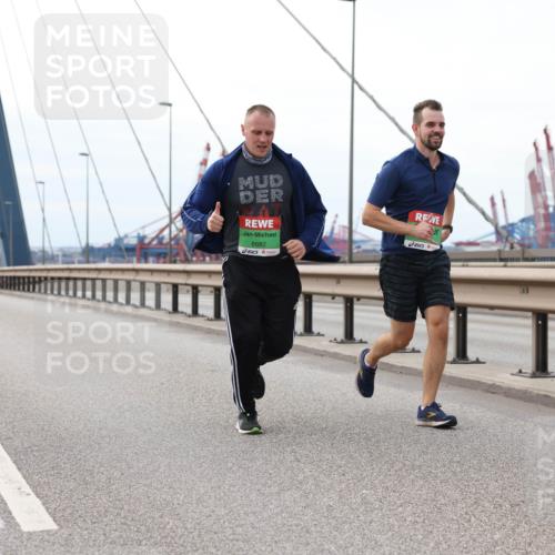 03.10.2025 - Köhlbrandbrückenlauf Lena Gebhardt http://msf.ph/oto/9131500 03.10.2025 16:08:09 Position 2 8682 meine-sportfotos.de