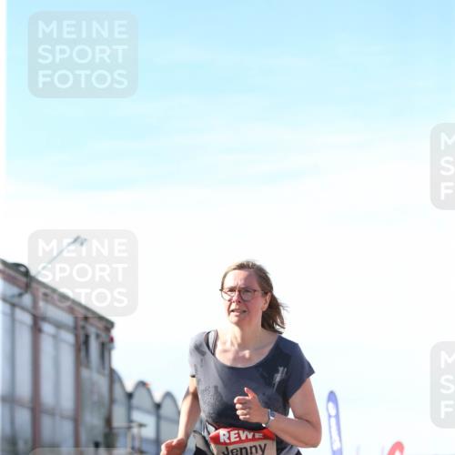 03.10.2025 - Köhlbrandbrückenlauf Jannik Wohlers http://msf.ph/oto/9131501 03.10.2025 13:50:30 Ziel 5225, 5294, 5547 meine-sportfotos.de