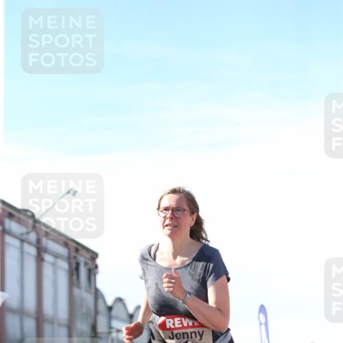 03.10.2025 - Köhlbrandbrückenlauf Jannik Wohlers http://msf.ph/oto/9131503 03.10.2025 13:50:30 Ziel 5225, 5294, 5547 meine-sportfotos.de