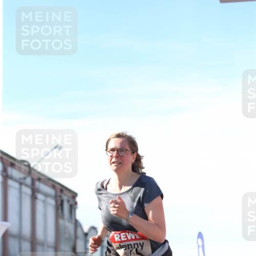 03.10.2025 - Köhlbrandbrückenlauf Jannik Wohlers http://msf.ph/oto/9131505 03.10.2025 13:50:30 Ziel 5225, 5294, 5547 meine-sportfotos.de