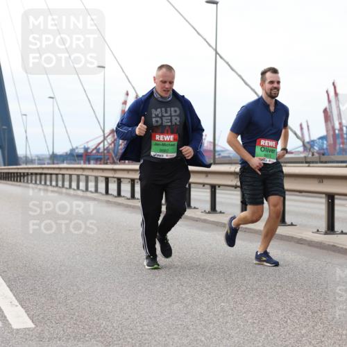 03.10.2025 - Köhlbrandbrückenlauf Lena Gebhardt http://msf.ph/oto/9131507 03.10.2025 16:08:09 Position 2 8682, 8672 meine-sportfotos.de